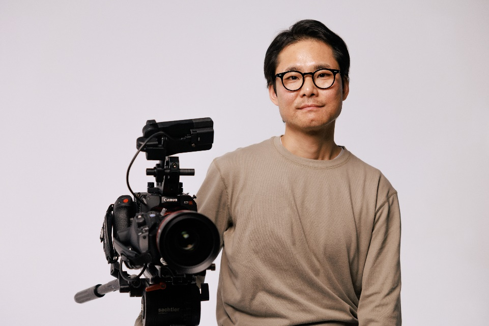사람, 카메라 및 광학, 광학 기기, 벽이(가) 표시된 사진 AI가 생성한 콘텐츠는 부정확할 수 있습니다