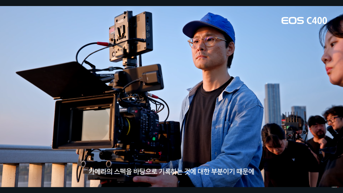 사람, 의류, 인간의 얼굴, 비디오이(가) 표시된 사진 AI가 생성한 콘텐츠는 부정확할 수 있습니다