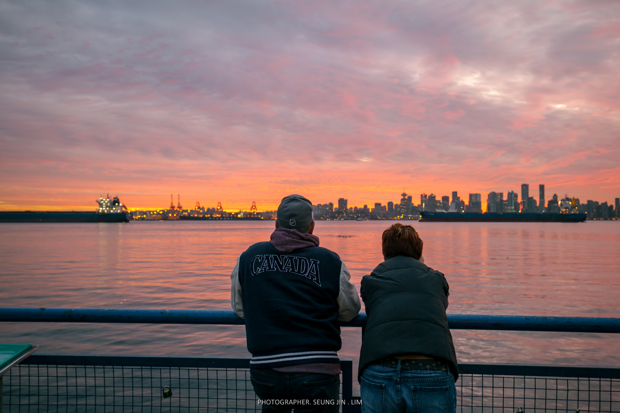 석양을 바라보는 노부부