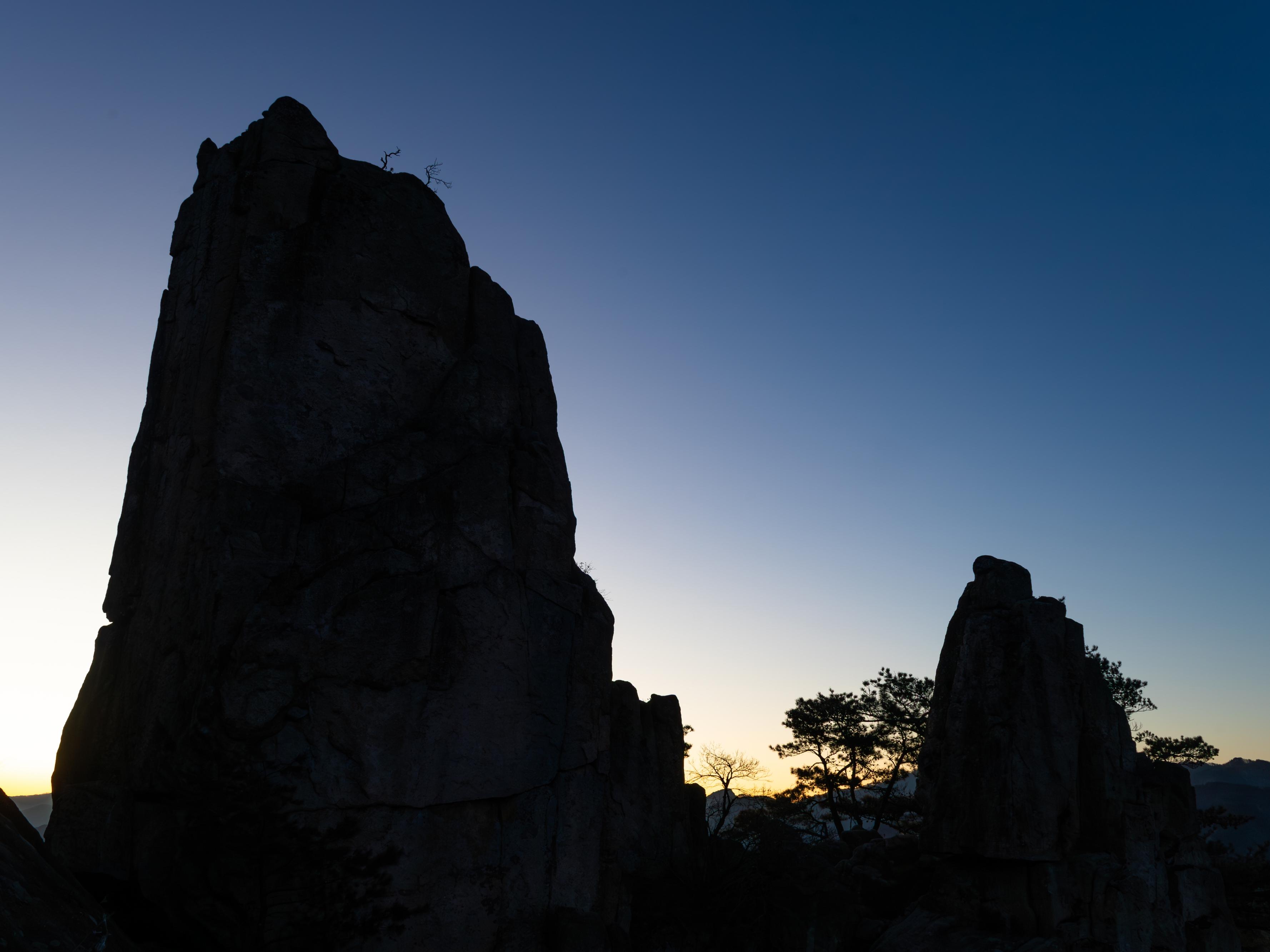 촛대바위의 여명
