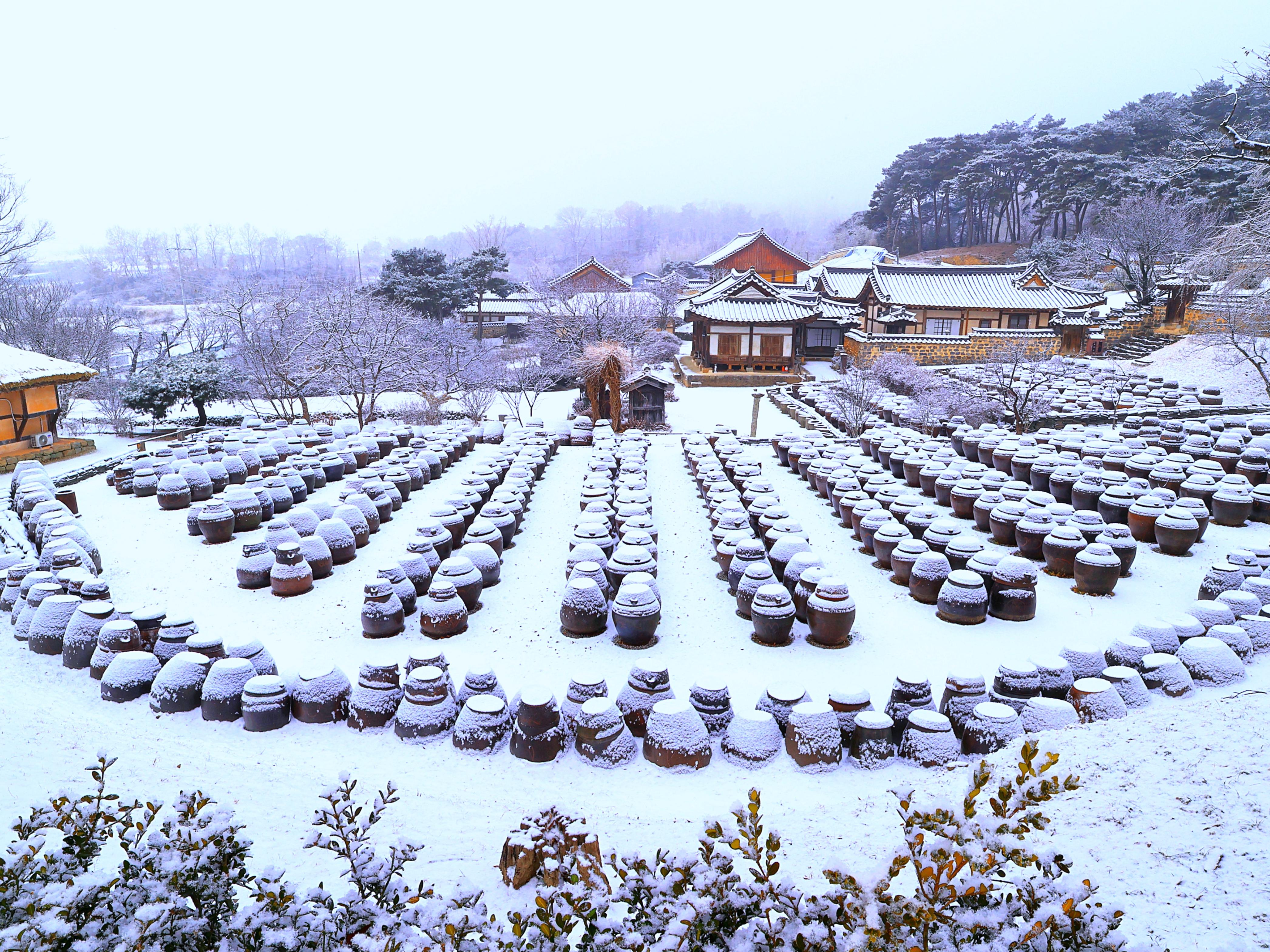 눈 내린 명재고택